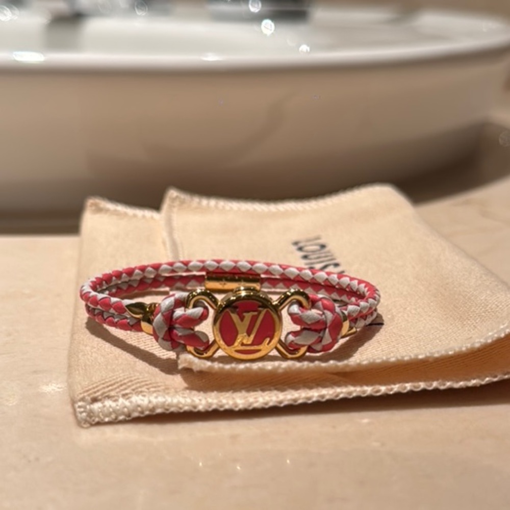 Lv Clic It Bracelet (M8628F)